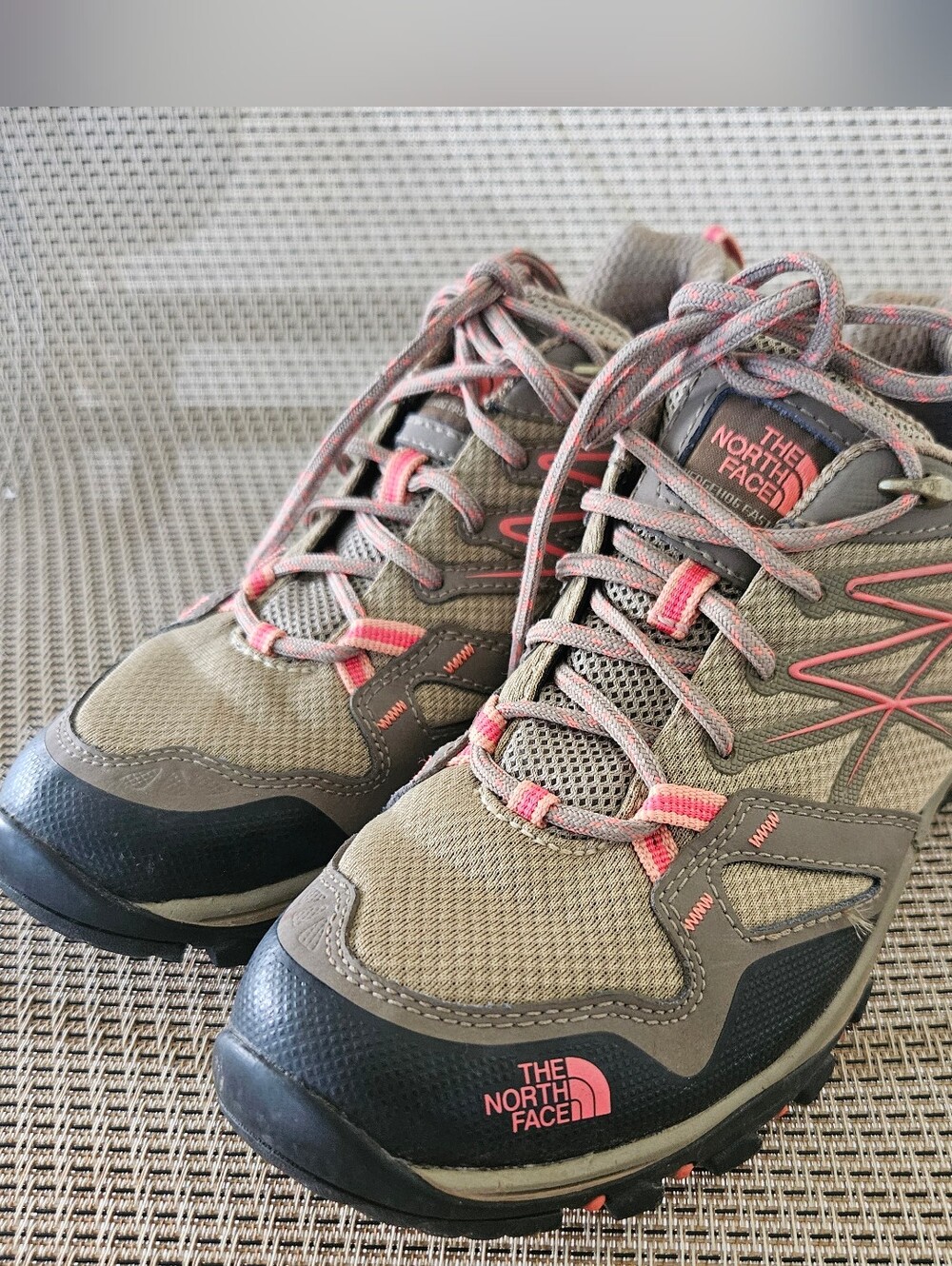 THE NORTH FACE WOMENS RUNNING SHOES, NORTH FACE SNEAKERS, SIZE 8.5 SHOES